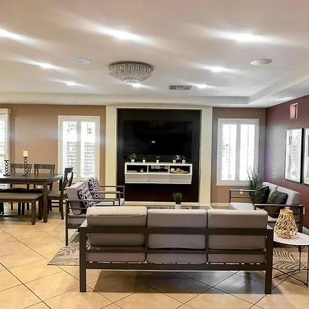 Spacious 4-Bed Family Retreat Wifi & Parking Villa